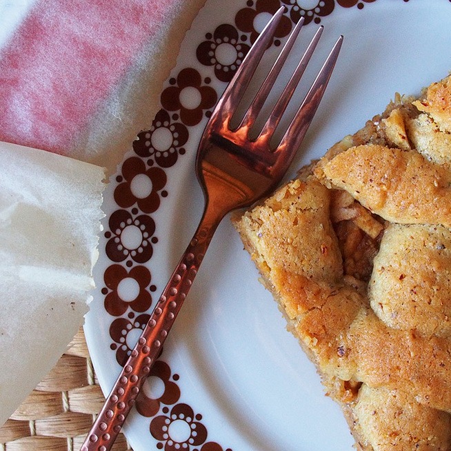 Rácsos almás sütemény dédim receptje szerint: omlós, mogyorós tészta az alapja
