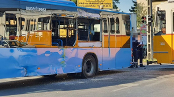 Villamos ment össze busszal Pesterzsébeten