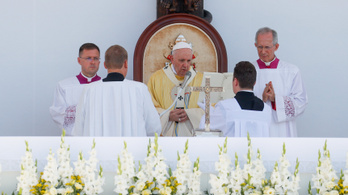 Magyarországra érkezett Ferenc pápa – Percről percre az Indexen