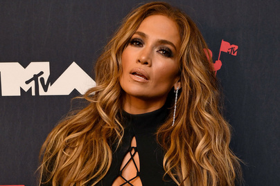 Jennifer Lopez kivágott ruhájával nem bízott sokat a fantáziára: az MTV-díjátadó legszexibb sztárja volt
