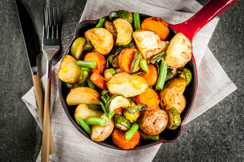 Izgalmas és kiadós párolt zöldbab: pirosra sült krumpli és cukkini gazdagítja