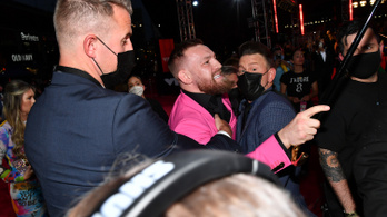 Conor McGregor majdnem kiütötte Machine Gun Kellyt a vörös szőnyegen