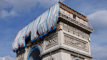 Becsomagolták a párizsi Diadalívet, mert Christo így akarta