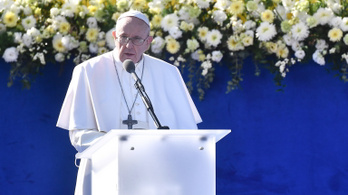 Ferenc pápa bemegy a nyomornegyedbe, amelyik miatt a buszsofőrök veszélyességi pótlékot kaptak