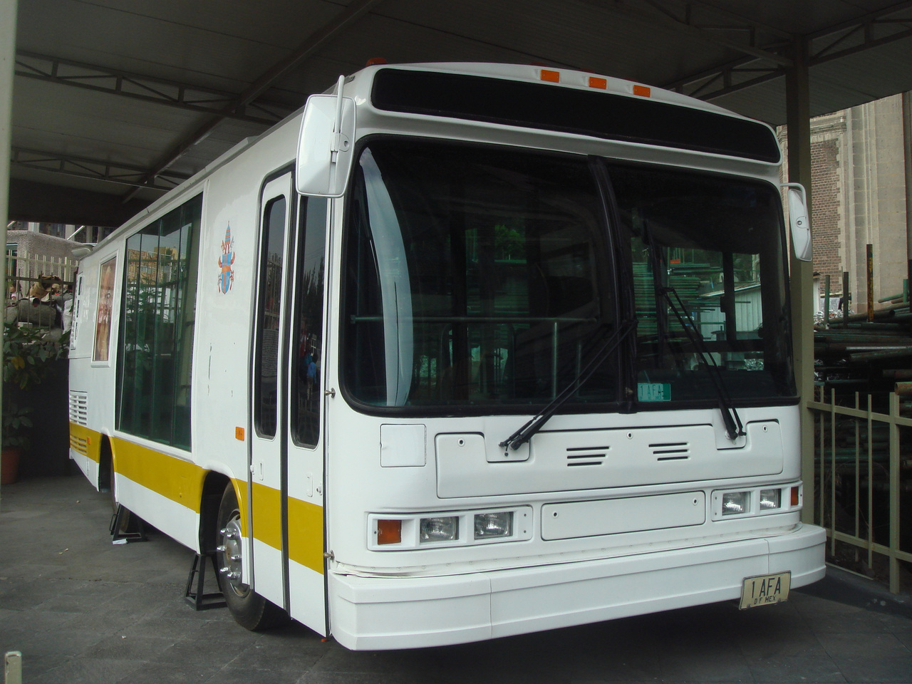 Neoplan AN 408 (1999): Az 1999-es mexikói pápalátogatáskor egy, az USA-ban gyártott Neoplan AN 408-ast alakítottak át pápamobillá. A városi busz utasterében csak egyetlen egy hatalmas fotel volt, amelyben ülve II. János Pál egész Mexikót beutazta. A jármű napjainkban emlékhelyként funkcionál
