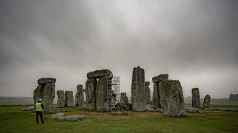 Leporolják a nagy köveket, elkezdődött a Stonehenge restaurálása