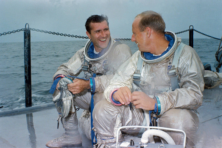 Dos astronautas de Géminis XI, Richard "Gallo" Gordon Jr. (izquierda) y Charles "casa" Conrad Jr. (derecha) el 13 de julio de 1966. En la foto, un astronauta se entrena frente a una prueba de salida de agua en el Golfo de México.
