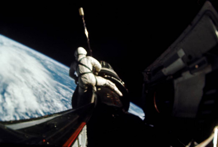 Dick Gordon "él conduce" La sección de acoplamiento que conecta la cápsula Gemini y el Agena.  La foto capturó 160 millas náuticas, casi 300 kilómetros sobre el Océano Atlántico.