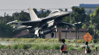Autópályán landoltak a gyakorlatozó harci gépek Tájvánban