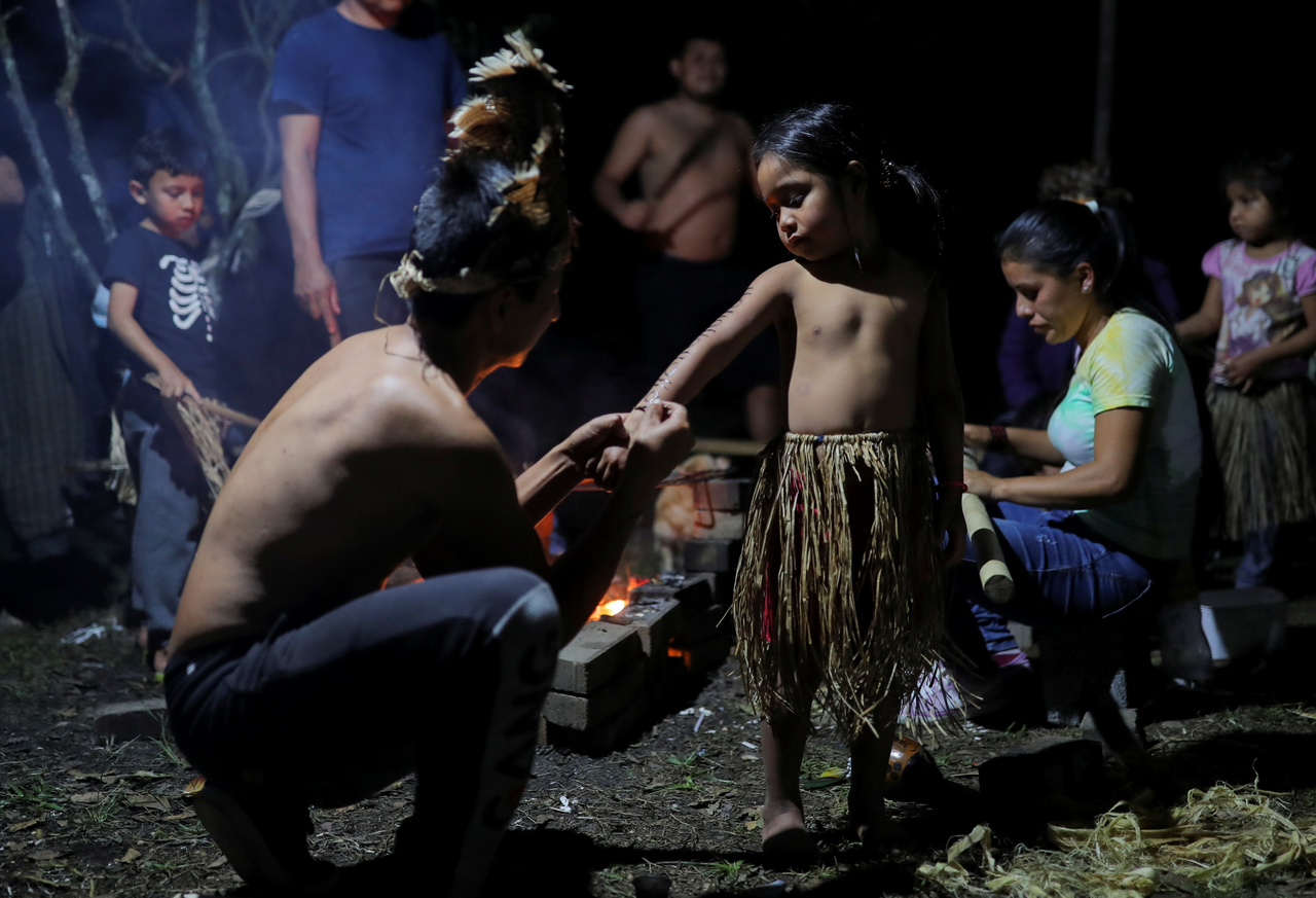 A xoklengek eltökélt célja, hogy életben tartsák hagyományaikat. Tüzek körül gyűlnek össze, történeteket mesélnek saját nyelvükön, illetve rituális táncokat, imákat adnak elő, a fiatalokra tradicionális mintákat festenek. A fotón Ezaltino Juvei (27) fest mintákat Rosa Kamam Ppripra (5) karjára egy laklanói találkozón.