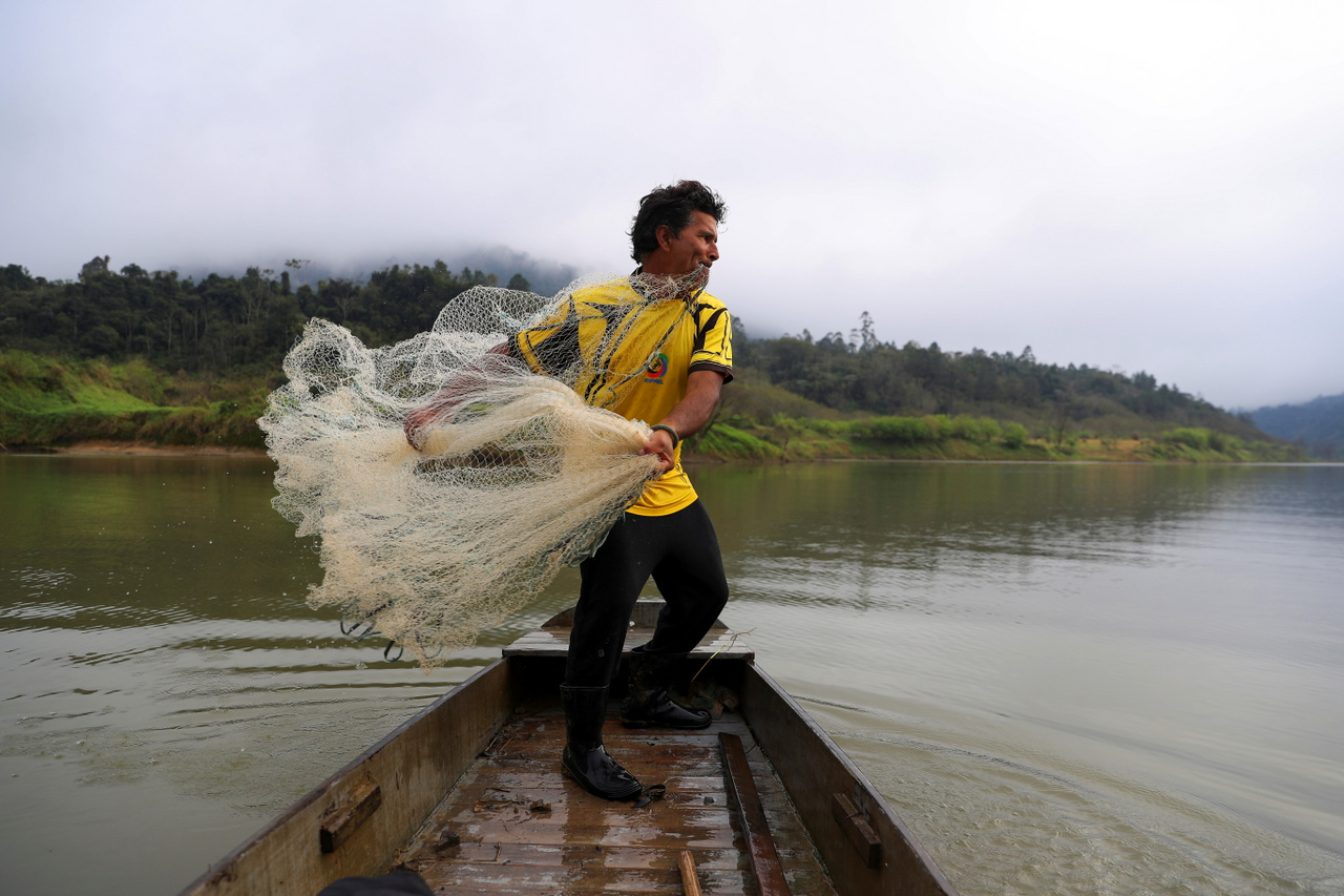 Luiz Cabral (52) hálót dob az Itajaí folyóba csónakjából. A xoklengek idősei máig emlegetik, amikor még tele voltak a vizek halakkal, s önfenntartó módon éltek a horgászat és vadászat segítségével. Ez az 1950-es években változott meg azzal, hogy az állam eladta földjeiket dohánytermesztő farmereknek.