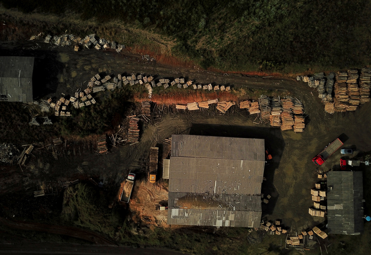Újabb drónnal készült felvétel. A képen egy fafeldolgozó üzem látható, mely olyan területen helyezkedik el, melyet a xoklenget sajátjuknak tartanak.