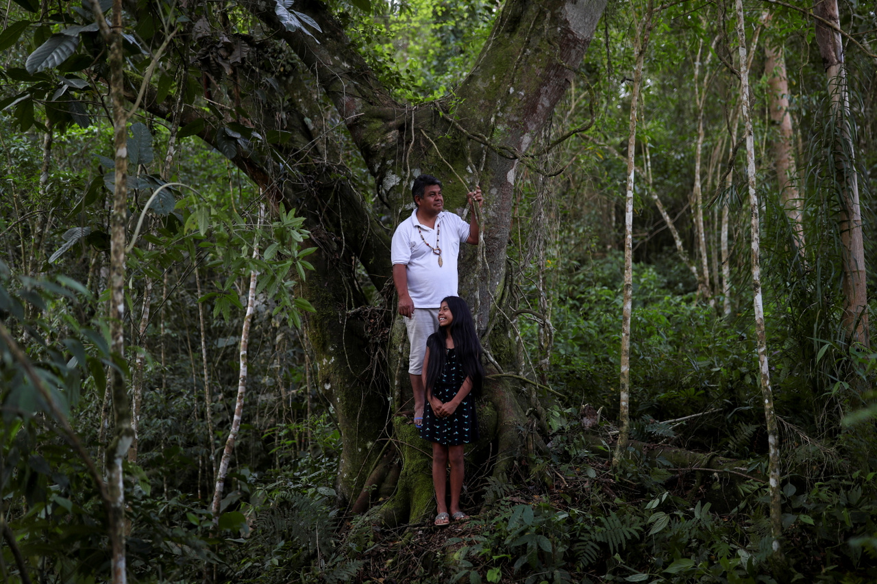 Palmeira falu vezetője, Lazaro Kamlem (47) és lánya, Ludmila (10) pózolnak egy fényképhez a Laklano területen. A bennszülöttek területigénye Kamlem szerint véget nem érő harc, a férfi szerint a xoklengek a végsőkig kiállnak földjükért.