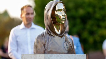 A világon elsőként Óbudán emeltek szobrot a bitcoin alapítójának