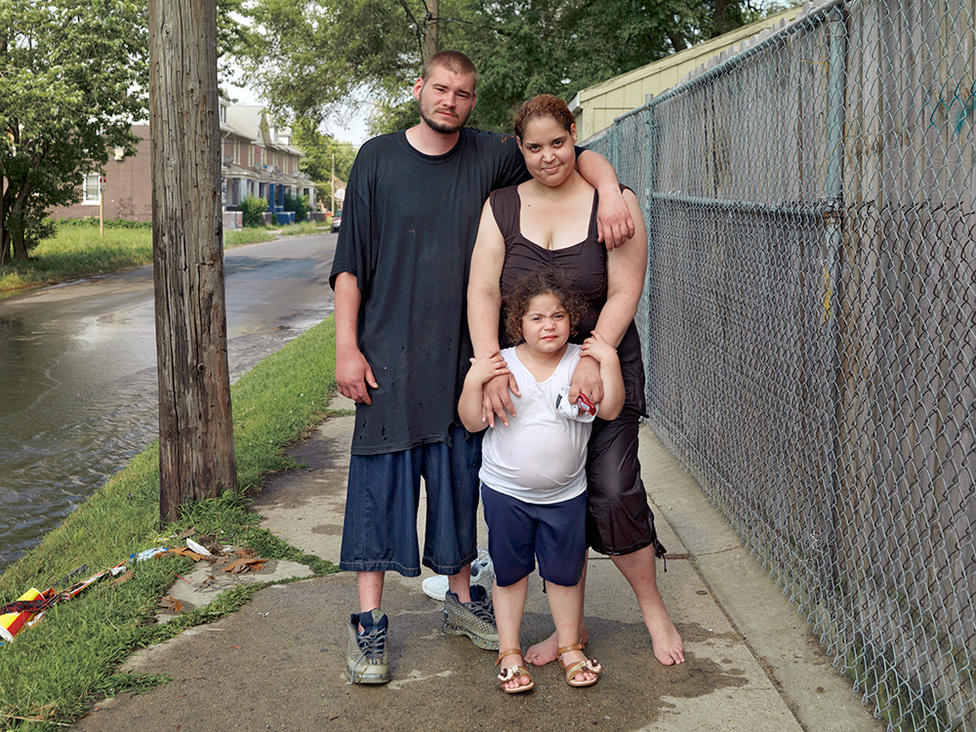 Brad, Mattalina és Angel, Delray, Westside, Detroit, 2010 A fiatal család éppen megmártózott az utca egyik kátyújában, amit a tűzcsappal árasztottak el.