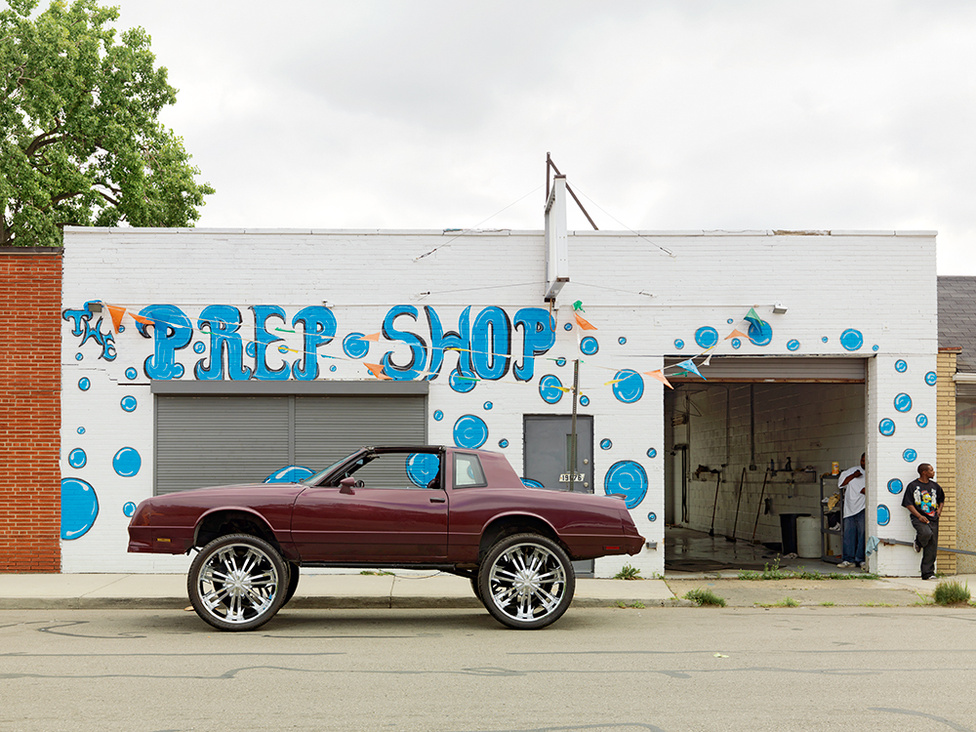 Egy 28 colos kerekekkel pimpelt Chevy Monte Carlo a Conant Streeten, Northeast Side, Detroit, 2012 A Chevy Monte Carlo a detroiti autógyártás egyik ikonja. "Újragondolva, újratervezve, újrahasznosítva, kultúrálisan újjászületve" - írja a lefotózott példányról Jordano. A műfajnak külön neve is van: Donk. A donkok a hetvenes-nyolcvanas években gyártott amerikai kocsik megemelt változatai, a középosztálybeli feketék gazdagságának szimbólumai. Az első donkok a déli államokban készültek, de már a detroiti kultúra részei. A Belle Isle Parkban gyakori a Donktalálkozó.