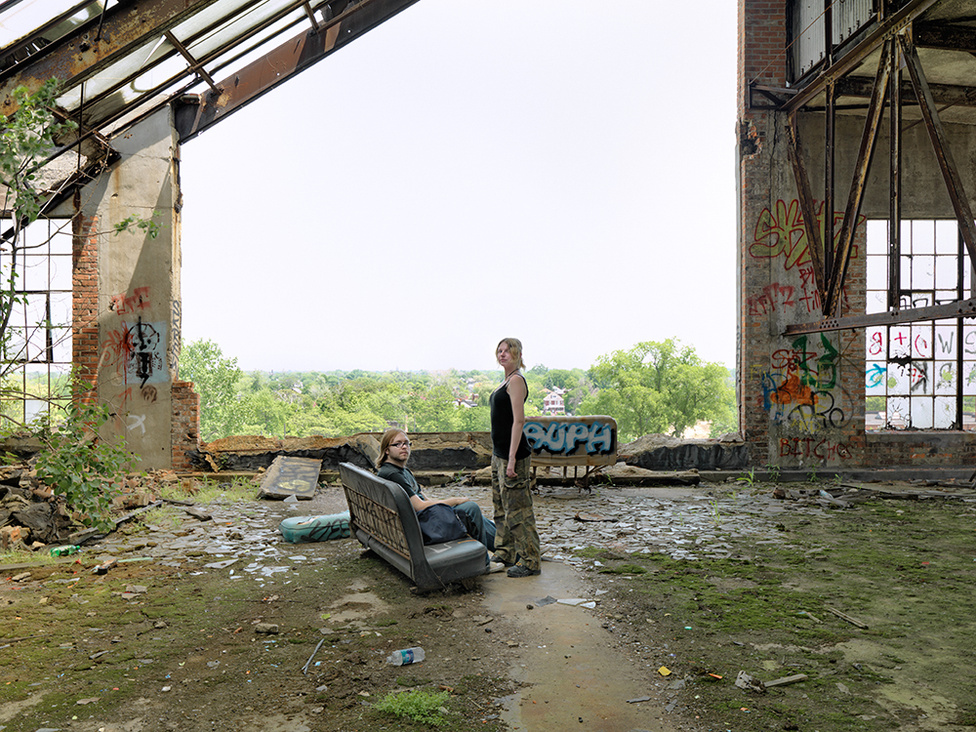 Kat és Rick, városi felfedezők a Packard Autógyárban, Detroit, 2010 Kat és Rick lelkes graffitizők, akik gyakran járnak a Packard autógyár 350&nbsp;000 négyzetméteres csarnokába, a város graffitiseinek szimbolikus otthonába. A gyár egyik falára maga Banksy fújt egy festményt, de egy magukat Megőrzőknek nevező csoport az egész téglafalat elbonotta. A gyár tulajdonosa pert indított a több tízezer dolláros értékűre becsült festményért, de a Megőrzők nem hajlandók átadni.