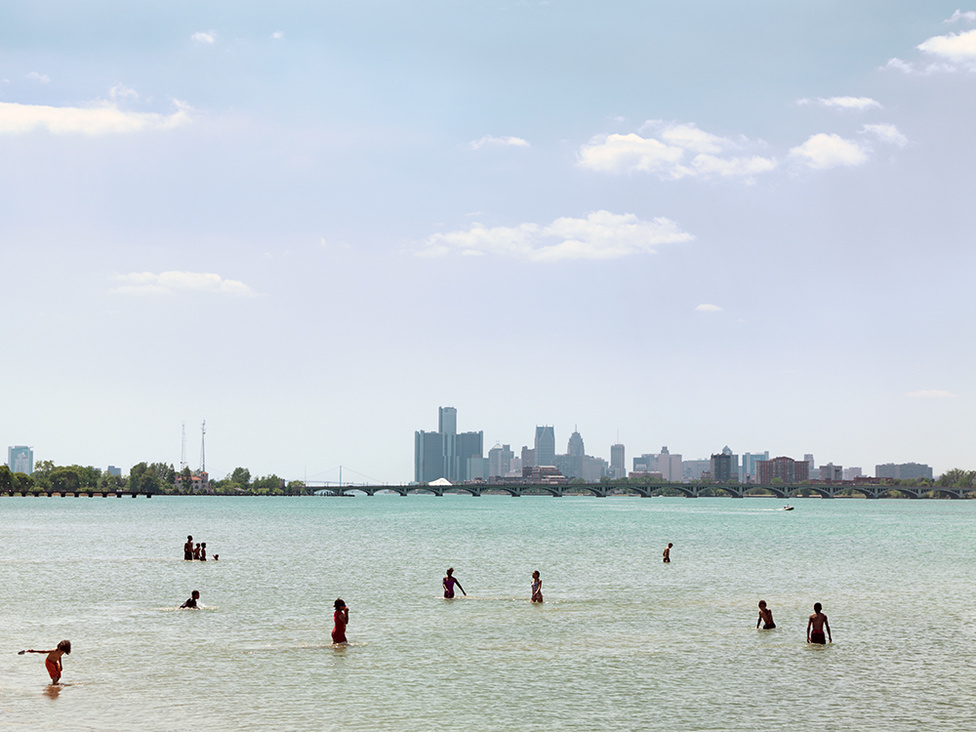 Fürdőzők a Belle Isle szigeten, Kanada és az Egyesült Államok határán a Detroit-folyón, Detroit, 2010 Az ipar összeomlásának vannak pozitív hatásai is. Az egykor súlyosan szennyezett Detroit-folyó egy évtized alatt újra fürödhetővé vált, és még a halak is visszaköltöztek bele. Ötven év után hódokat is láttak már a partján.