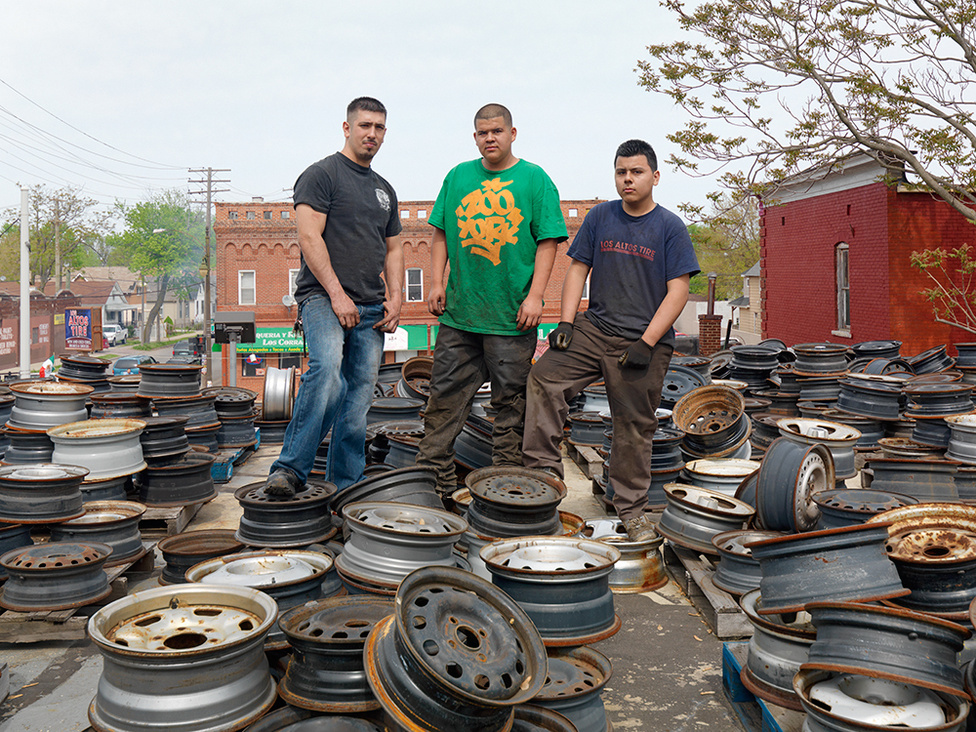 Adam, José és Luis, Mexicantown, Detroit, 2012 Adam édesapjával közösen viszi kerékjavító műhelyét a Tuxedo és a Junction utcák sarkán. A háza tetejét több száz keréktárcsa borítja, amiket gyerekkora óta gyűjt.