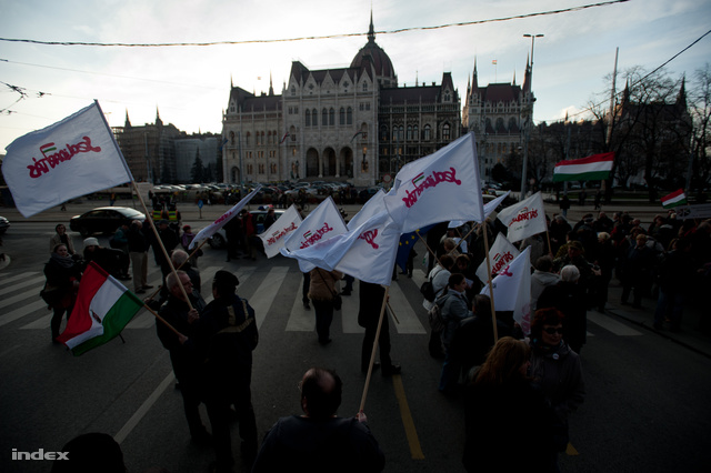 Körülbelül kétszázan tüntettek az Alkotmány utca Parlamentre néző sarkán. Az alaptörvény módosítása elleni demonstrációt az Együtt 2014, a Szolidaritás, a Párbeszéd Magyarországért és a Demokratikus Koalíció hirdette meg. 