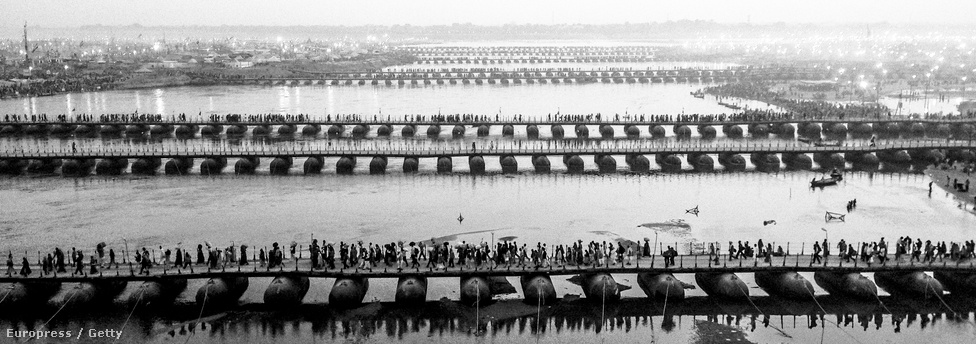 Hindu zarándokok végeláthatatlan sora a Sangnam folyón felállított pontonhidakon.