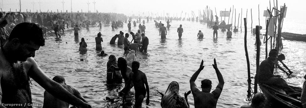 Egy átlagos napon 2-8 millió ember gázolt a folyóba a Kumbh Melá alatt.