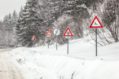 4 KRESZ-jelzés az úton, amire télen különösen oda kell figyelni: a hópihéstől a vadveszélytábláig