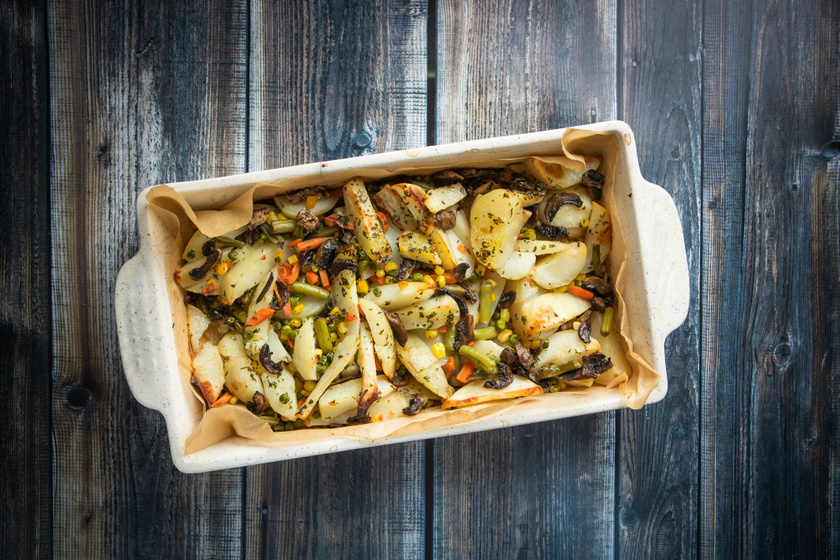 Zöldségekkel sült, isteni, ropogós krumpli: ez nem úszik az olajban