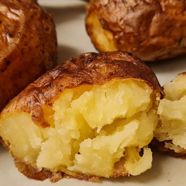 Mamaféle héjában sült krumpli: a szerény fogást meg is töltheted