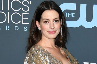 Anne Hathaway a csillogó, arany estélyiben mindenkit elvarázsolt: fotókon a színésznő legszebb ruhái