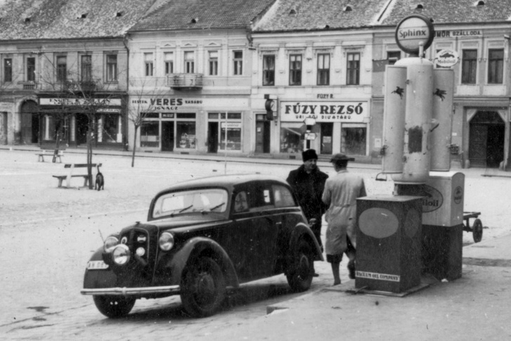 Ehhez hasonlóan néztek ki az első benzinkutak is, a kisebb egységek még évtizedekkel később is ilyenek voltak. Ez a kép 1939-ben készült Rimaszombaton