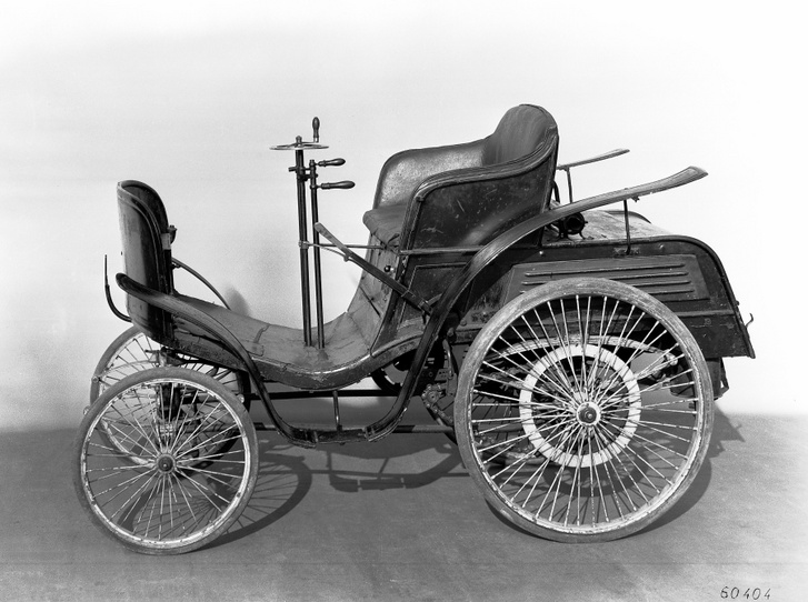 A világ első sorozatban gyártott autója, illetve belsőégésű motorral hajtott négykerekű járműve. 1894 és 1902 között 1200 Benz Velo gördült ki a gyárkapun. Ilyen volt az első Magyarországon megjelent autó is