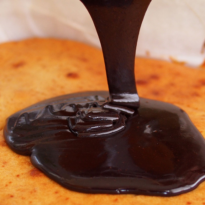 Így készül a legfinomabb csokimáz kakaóporból: fényes és könnyen szeletelhető