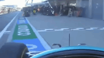 Videón, ahogy Lewis Hamilton felborította autójával a szerelőjét