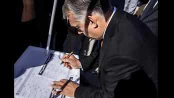 Orbán fogta magát, aláírta a Gyurcsány- és Karácsony-ellenes petíciót
