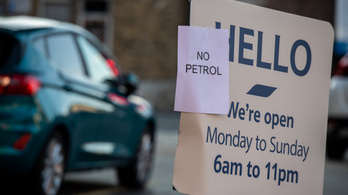 Három napja megy a pánikvásárlás a briteknél, nincs üzemanyag