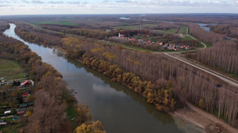 Osztrák föld is kap a Mosoni-Duna vizéből, Mészáros Lőrinc duplán profitál