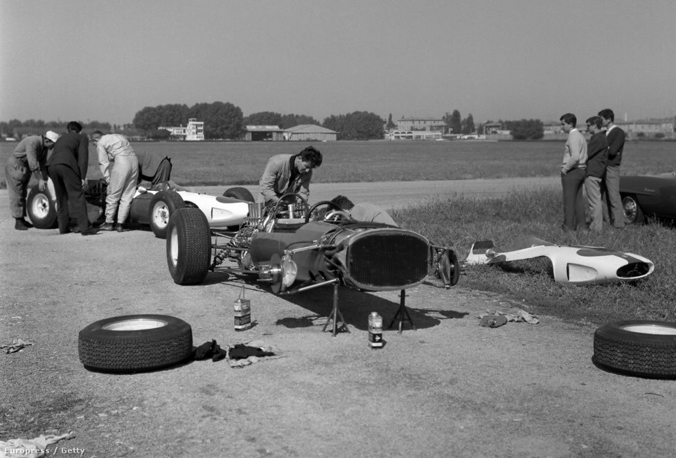 John Surtees - fehér overallban - vizsgálja a Ferrariját egy teszten az 1964-es Amerikai GP-re készülve
                        