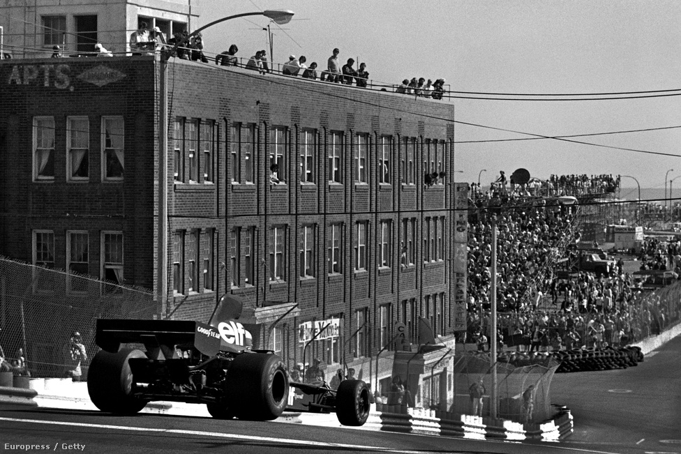 Jody Scheckter Tyrellje az első Long Beach-i Amerikai Nagydíjon 1976-ban, edzésen. Sehol máshol nem rendeztek annyi különböző városban F1-futamot, mint az Egyesült Államokban, a sorozat mégsem lett az ország kedvence. 
