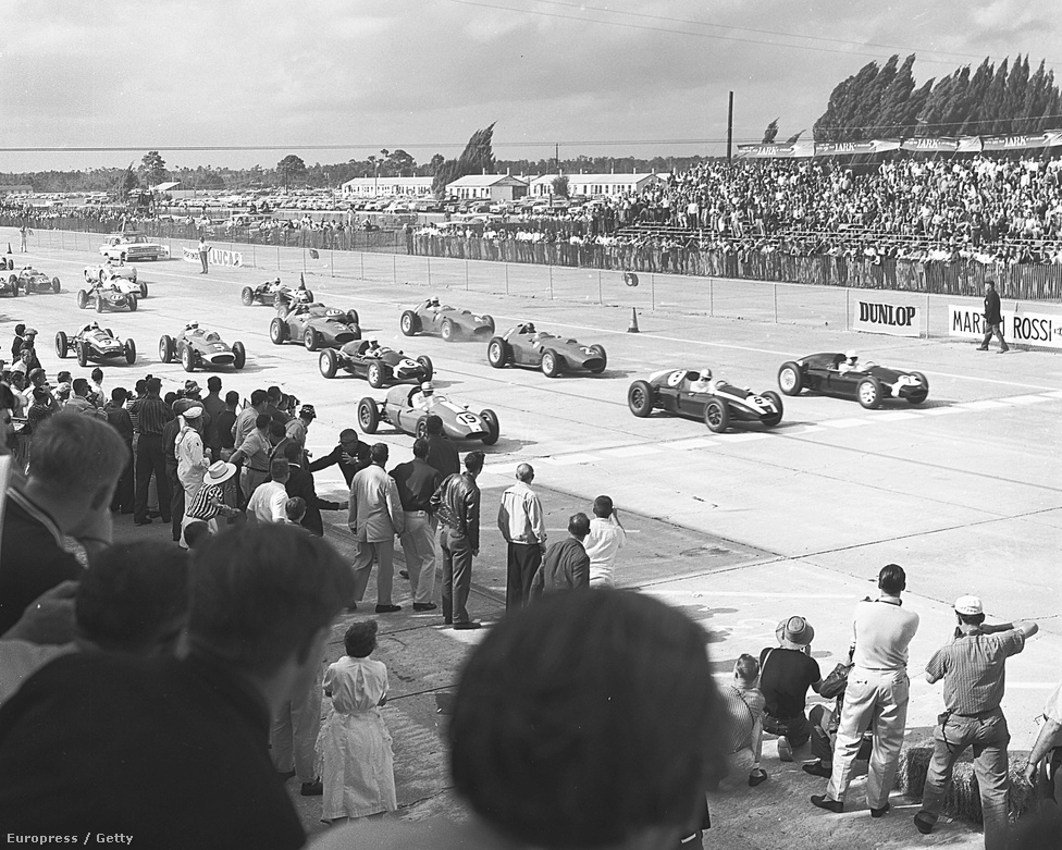 Az Amerikai Nagydíj 1959-ben, Sebringben, rajt. Bruce McLaren győzött a 9-es számú autóval.