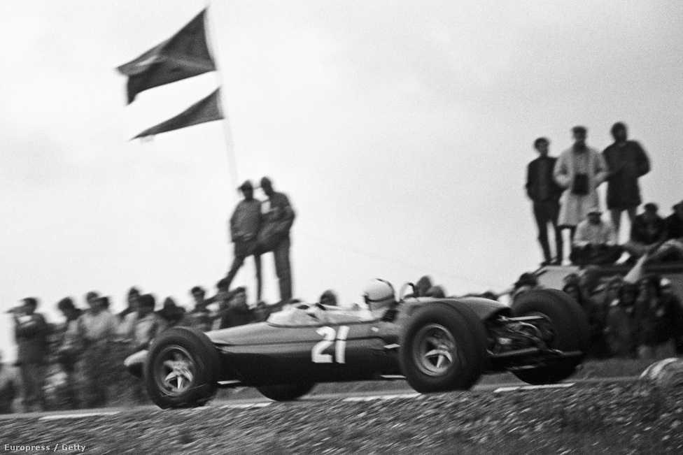 Richard Attwood Lotus-BRM-je Watkins Glenben, 1965-ben. Ő sosem nyert futamot sem a Forma-1-ben, a Lotus viszont az egyik legnagyobb márka lett, a neve ma is él.