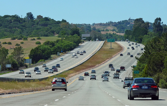 Átlagos forgalom  kétszer négy sávon a San Francisco - San Jose autópályán