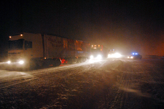 Csütörtök reggel már elérte az ország nyugati részét az Európa-szerte gondokat okozó tavaszi hóvihar, az M1-es és az M7-es autópályán közlekedők beszámolói szerint már délután bedugult a forgalom a hóban elakadó kamionok miatt. Csütörtök estére kilométeres kocsisorok torlódtak fel mindkét sztrádán, ezrek rekedtek a hóban az éjszakára.