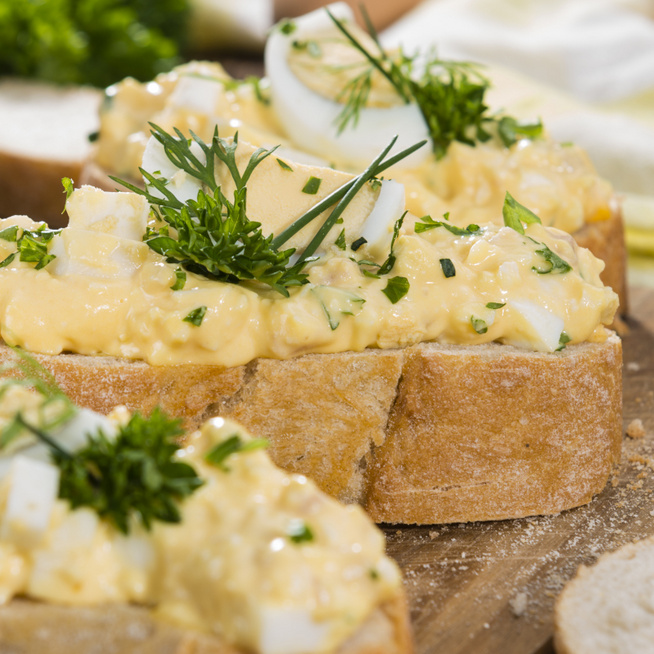 Krémes tojássaláta lengyel módra: majonéz helyett krémsajttal készül