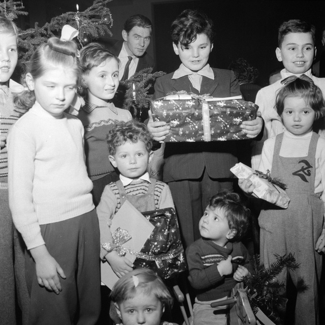 Így karácsonyoztak 56-ban a magyar menekült gyerekek: az arcuk mosolyog, de a szemükben félelem