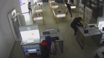 Itt a videó, hogy rabolják ki másfél perc alatt a XIII. kerületi Alza áruházat