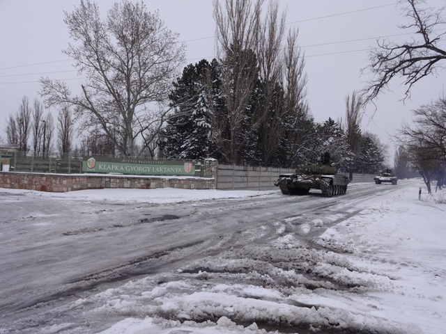 A tatai MH 25. Klapka György Lövészdandár harckocsi-zászlóaljának VT-72 típusú harckocsi vontatója néhány órával ezelőtt indult el, hogy kimentsen a hó fogságából egy súlyosan beteg kisfiút.
