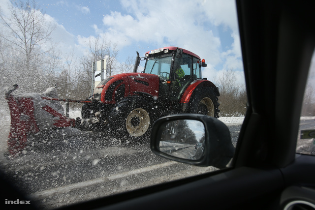 Ezen a részen az út is jégbordás, havas, de egy traktor kotorta az utat.