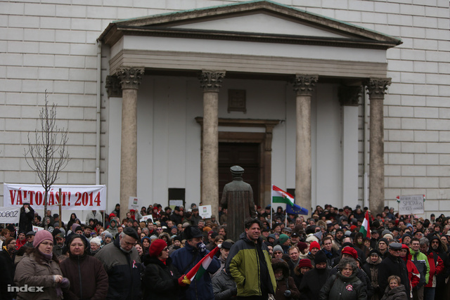 Pár ezren fagyoskodtak a Milla tüntetésén március 17-én.