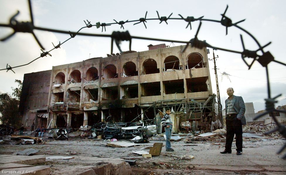 2004. január 28. öngyilkos merénylet Bagdad központjában egy szállodánál. Jómagam a szerkesztőségben, két tévé előtt éltem meg a pillanatot. Unalmas reggel volt, órák óta nem történt semmi. Meredten bámultam a BBC-t, mert a brit köztévének két, fixen telepített kamerája is volt Bagdadban. Az egyik az Eufrátesz és a Tigris közötti területet pásztázta lassú tempóban. A képek monoton sorát váratlanul egy Bradley lövészpáncélos felbukkanása törte meg. Majd még egy Bradley kúszott be balról a képbe, majd az látszott, ahogy a Tigris partján fekete egyenruhájukat futva kapkodó irakiak menekülnek. A várost két nap múlva nyilvánították felszabadítottnak.